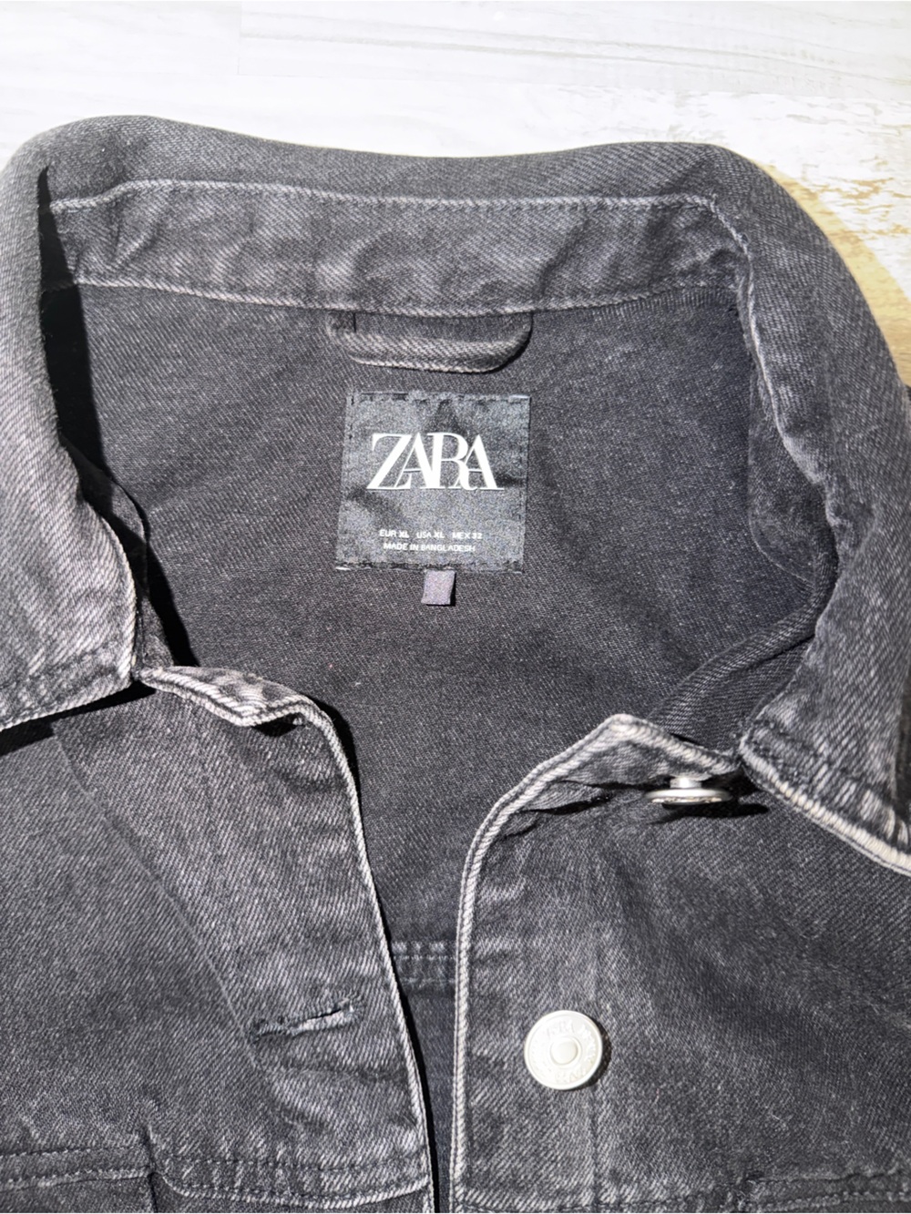Zara Black Cropped Denim Jacket with Raw Hem - Picture 2 of 2